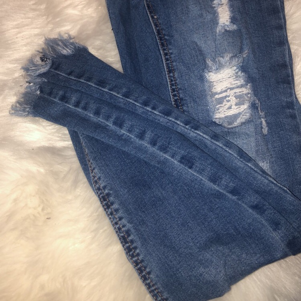 Ankle cut ripped jeans